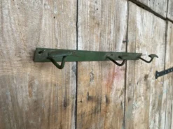Patère ancienne, porte-manteau mural en métal vert, années 50