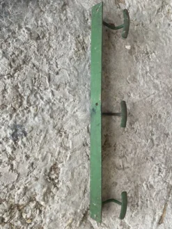 Patère ancienne, porte-manteau mural en métal vert, années 50