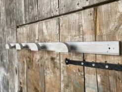 Patère ancienne, porte-manteau mural en bois blanc, années 60
