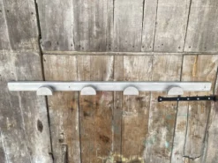 Patère ancienne, porte-manteau mural en bois blanc, années 60