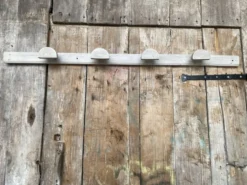 Patère ancienne, porte-manteau mural en bois blanc, années 60