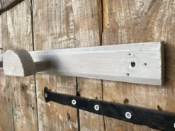 Patère ancienne, porte-manteau mural en bois blanc, années 60