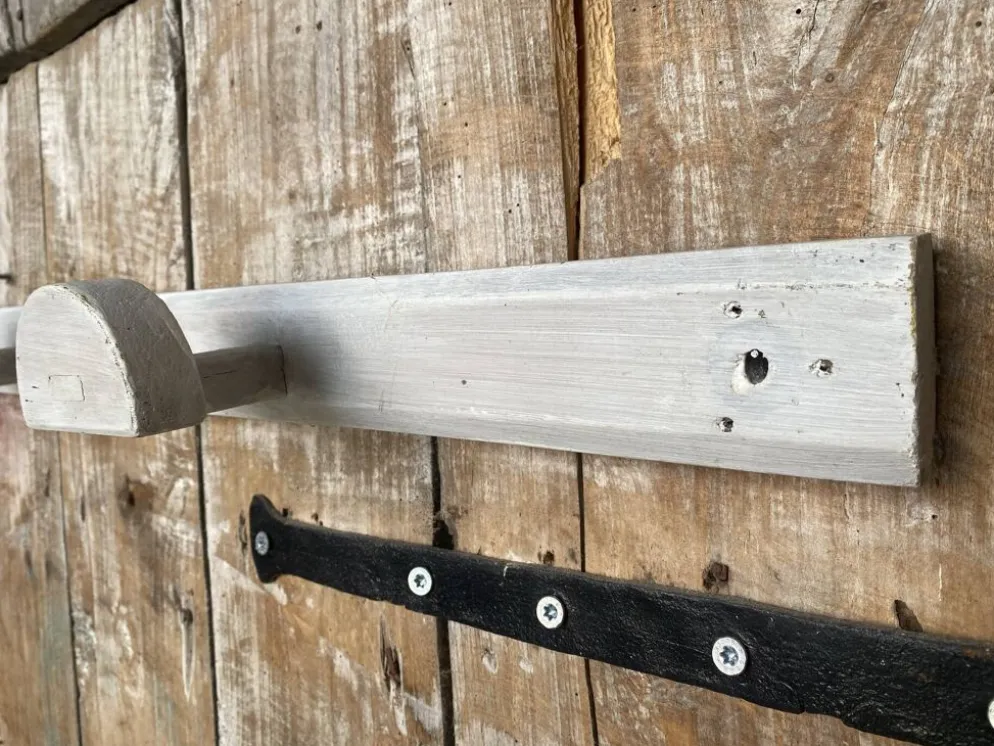 Patère ancienne, porte-manteau mural en bois blanc, années 60