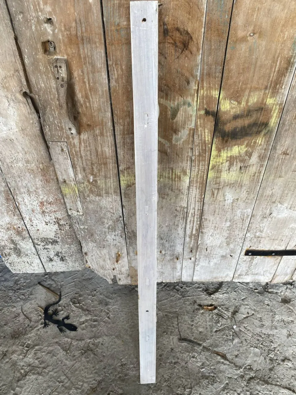 Patère ancienne, porte-manteau mural en bois blanc, années 60