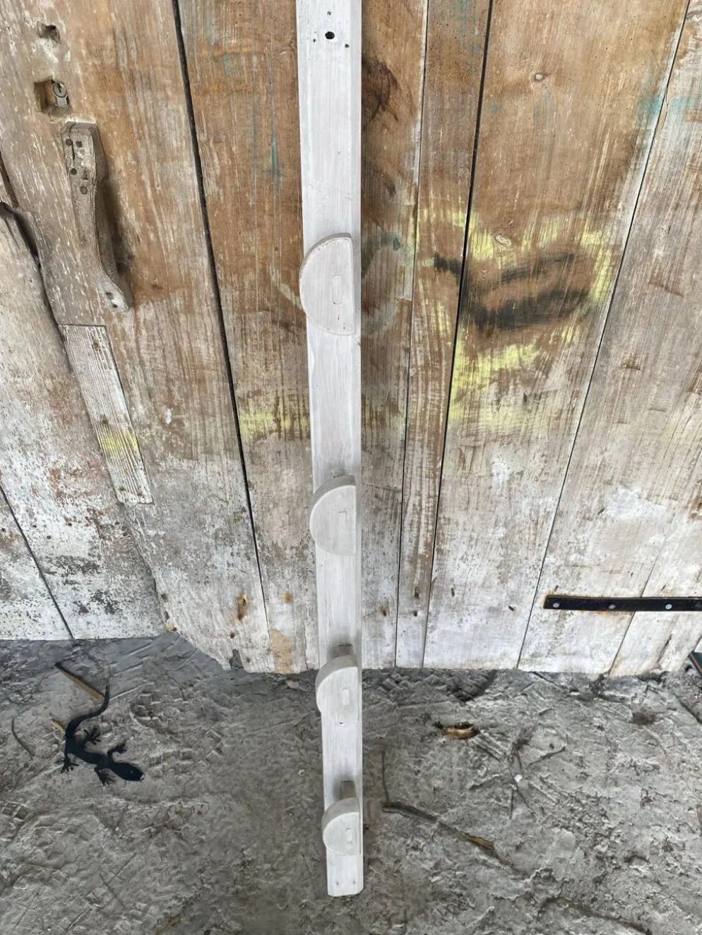 Patère ancienne, porte-manteau mural en bois blanc, années 60