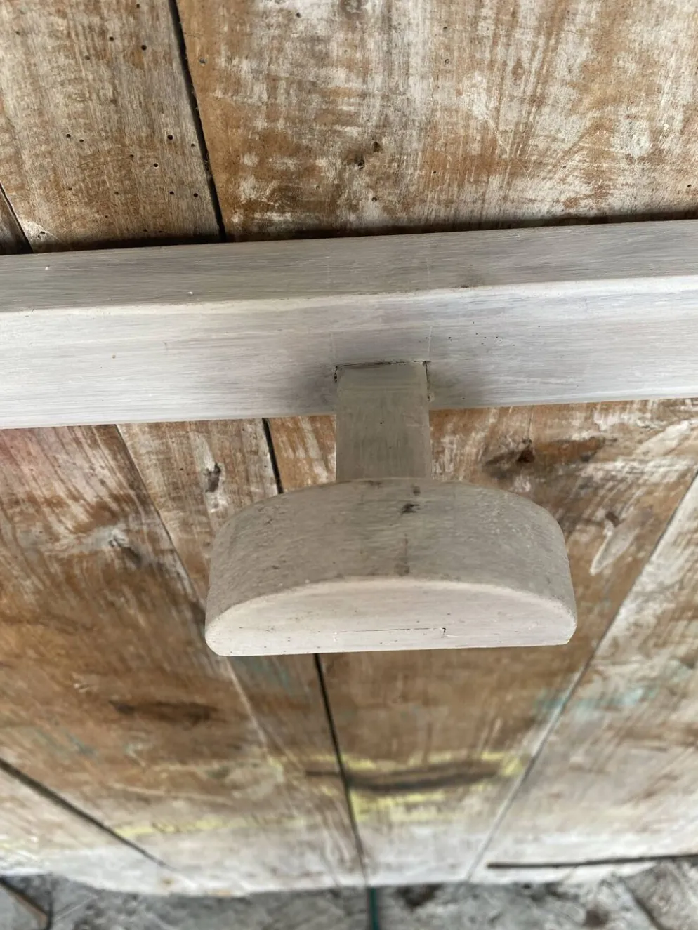 Patère ancienne, porte-manteau mural en bois blanc, années 60