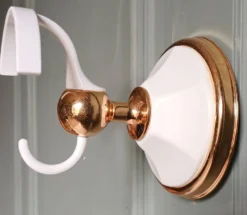 Patère double en métal émaillé blanc & doré