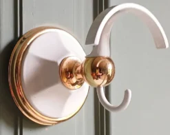 Patère double en métal émaillé blanc & doré