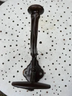 Patère d'époque art nouveau, 1910, en fonte émaillée, marron