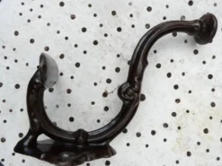 Patère d'époque art nouveau, 1910, en fonte émaillée, marron