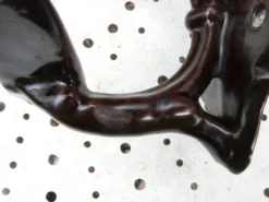 Patère d'époque art nouveau, 1910, en fonte émaillée, marron