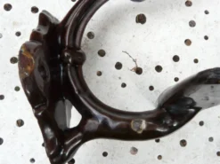 Patère d'époque art nouveau, 1910, en fonte émaillée, marron