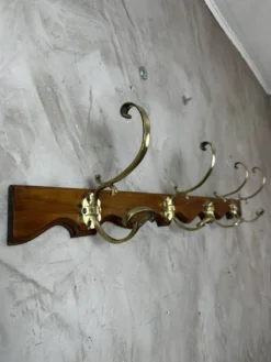 Patère en bois et laiton