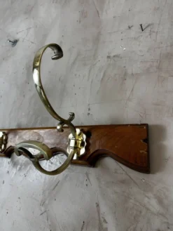 Patère en bois et laiton