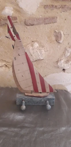 Patère en bois et métal en forme de voilier