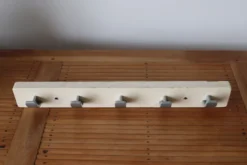 Patère en bois patiné et métal