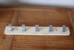 Patère en bois patiné et métal