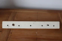 Patère en bois patiné et métal