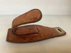 Patère en cuir style Jacques Adnet