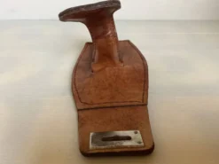 Patère en cuir style Jacques Adnet