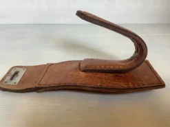 Patère en cuir style Jacques Adnet