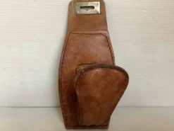 Patère en cuir style Jacques Adnet