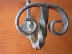 Patère en fer torsadé