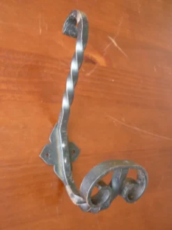 Patère en fer torsadé