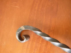 Patère en fer torsadé