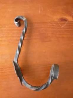 Patère en fer torsadé
