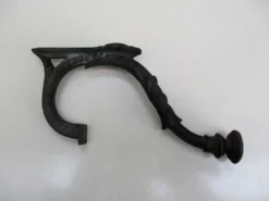 Patère en fonte décorée