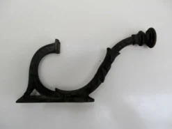 Patère en fonte décorée