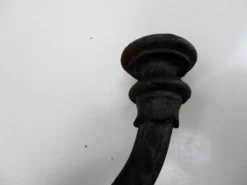 Patère en fonte décorée