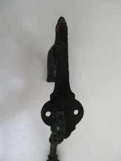 Patère en fonte décorée