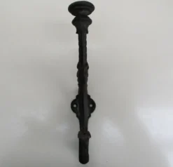 Patère en fonte décorée
