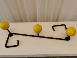 Patère en métal torsadé