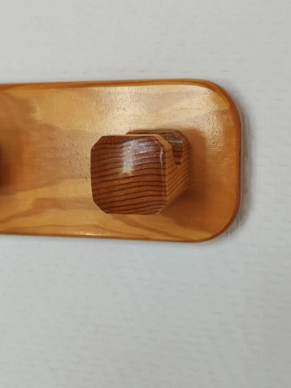 Patère en pin vintage – esprit Les Arcs, années 70