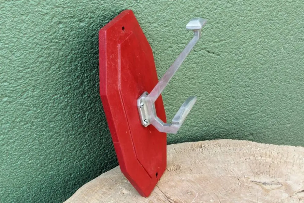 Patère murale en fonte d'aluminium et bois, années 50