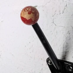 Patère murale vintage boules rouges, style Feraud – 1950