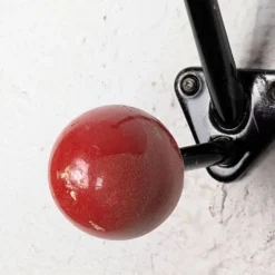 Patère murale vintage boules rouges, style Feraud – 1950