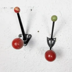 Patère murale vintage boules rouges, style Feraud – 1950