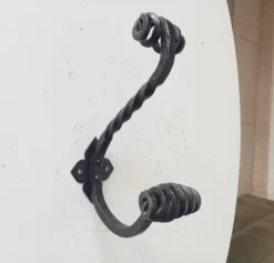Patère porte manteau mural brutaliste en fer forgé