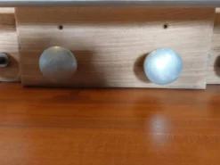 patère, porte-manteaux en bois aérogommé et métal