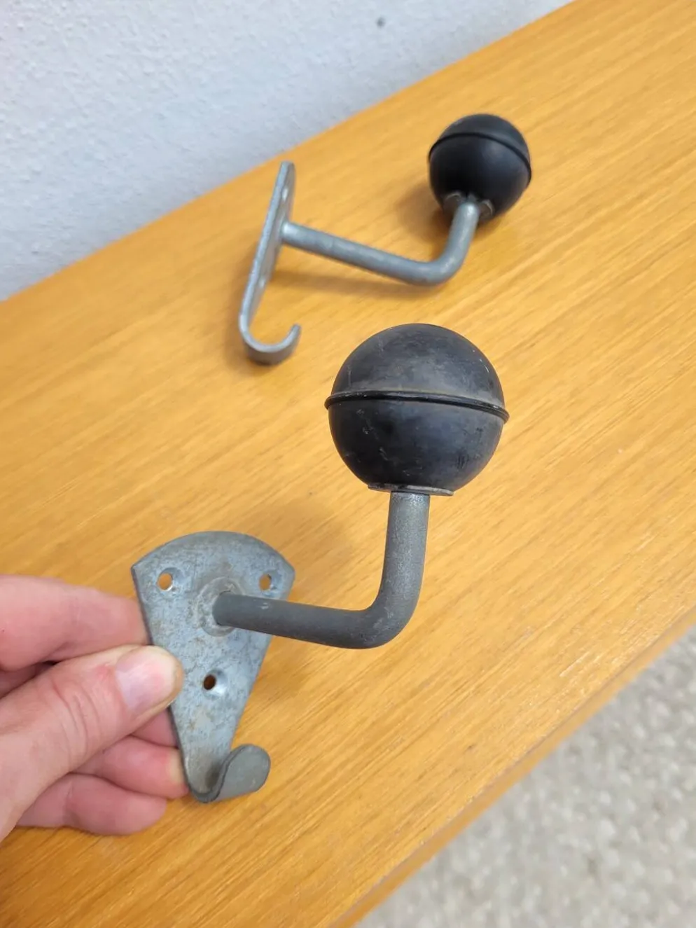 2 patères d'école anciennes
