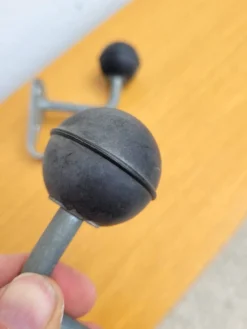 2 patères d'école anciennes