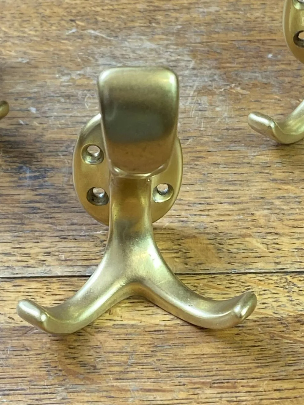 Patères en aluminium de couleur dorée