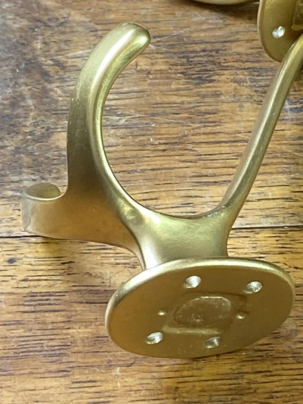 Patères en aluminium de couleur dorée