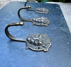 3 patères lion en laiton massif baroque