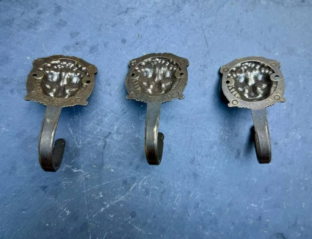 3 patères lion en laiton massif baroque