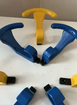 Patères porte-manteau mural vintage plastique jaune bleue memphis 1980
